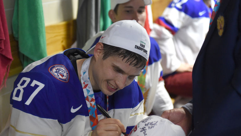 25 мая 2014 года. Минск. Чемпионат мира. Финал. Россия – Финляндия – 5:2. Вадим ШИПАЧЕВ в чемпионской раздевалке. Фото Владимир БЕЗЗУБОВ, photo.khl.ru 25 мая 2014 года. Минск. Чемпионат мира. Финал. Россия – Финляндия – 5:2. Вадим ШИПАЧЕВ в чемпионской раздевалке. Фото Владимир БЕЗЗУБОВ, photo.khl.ru