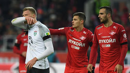 Никола МАКСИМОВИЧ (справа, с Романом ЗОБНИНЫМ) против Павла ПОГРЕБНЯКА: в среду эта дуэль из недавнего матча чемпионата повторится в полуфинале Кубка России. Или все же нет?