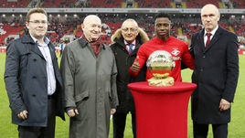 Главный редактор "СЭ" Максим МАКСИМОВ, первый вице-президент РФС Никита СИМОНЯН, директор по безопасности и работе с болельщиками РФПЛ Александр МЕЙТИН, форвард "Спартака" Квинси ПРОМЕС и генеральный директор красно-белых Сергей РОДИОНОВ (слева направо).