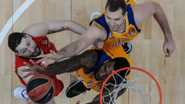 Вторник. Москва. ЦСКА - "Химки" - 98:95. Никита КУРБАНОВ (слева) в борьбе с Томасом РОБИНСОНОМ и Сергеем МОНЕЙ.