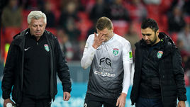 Среда. Москва. "Спартак" - "Тосно" - 1:1, пенальти - 4:5. Павел ПОГРЕБНЯК (в центре) получил травму в матче.