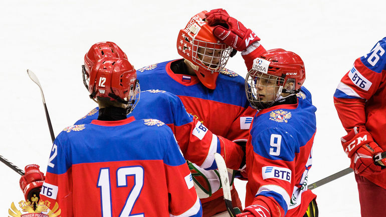 Молодые россияне радуются голу. Молодые россияне радуются голу.