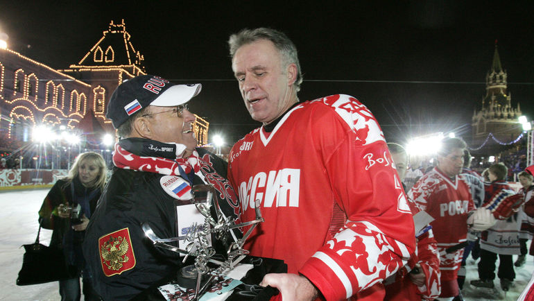 2009 год. Москва. Скотти БОУМЭН и Вячеслав ФЕТИСОВ на Красной площади. Фото AFP 2009 год. Москва. Скотти БОУМЭН и Вячеслав ФЕТИСОВ на Красной площади. Фото AFP