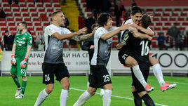 Среда. Москва. "Спартак" - "Тосно" - 1:1, пенальти - 4:5. Тосненцы празднуют выход в финал турнира.