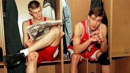 19 мая 2000 года. Пермь. "Урал-Грейт" – ЦСКА – 72:76. Игроки армейцев Игорь КУДЕЛИН (справа) и Андрей КИРИЛЕНКО в раздевалке после победы в финале чемпионата России.