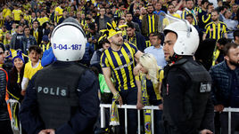 Фанаты "Фенербахче" разбили голову тренеру "Бешикташа".