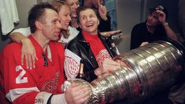 Июнь 1998 года. Вашингтон. Вячеслав ФЕТИСОВ (слева) с Владимиром КОНСТАНТИНОВЫМ после победы "Детройта" в Кубке Стэнли.