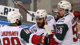 Пятница. Москва. ЦСКА - "Ак Барс" - 1:3. Герои матча казанцы Джастин АЗЕВЕДО (в центре) и Антон ЛАНДЕР (справа).