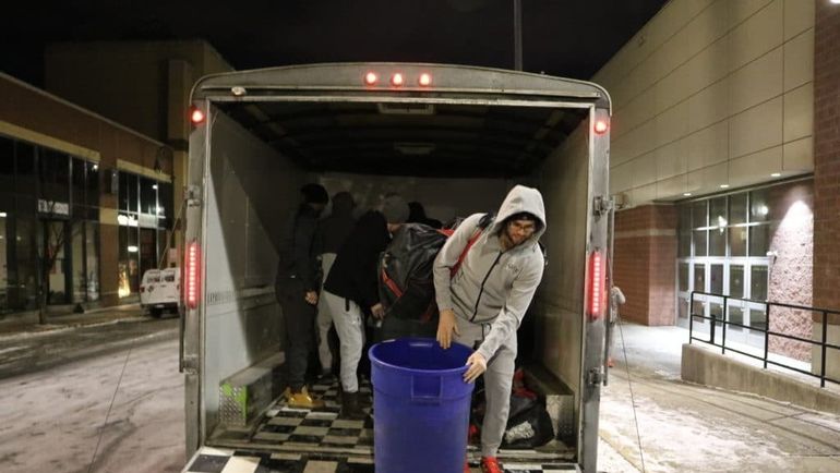 Разгрузка вещей из прицепа автобуса. Разгрузка вещей из прицепа автобуса.