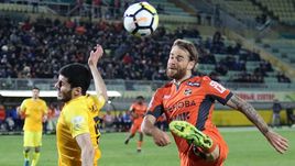 Суббота. Каспийск. "Анжи" - "Урал" - 0:1. Победу гостям принес гол Эрика БИКФАЛВИ (справа).