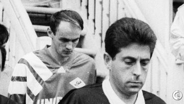 22 апреля 1993 года. Полуфинал Кубка Кубков. Ответный матч. "Антерпен" - "Спартк" - 3:1. Португальский судья КОРРАДУ (в центре) удалил Виктора ОНОПКО (слева) и назначил решающий пенальти в конце матча.