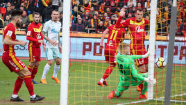 Воскресенье. Тула. "Арсенал" - "Зенит" - 3:3. 36-я минута. Михаил ЛЕВАШОВ пропускает гол после углового удара Леандро Паредеса. Артем ДЗЮБА - поднимает руки.