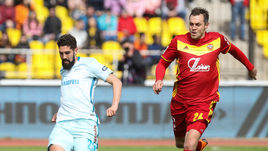 Воскресенье. Тула. "Арсенал" - "Зенит" - 3:3. Артем ДЗЮБА (справа) против Михи МЕВЛИ.