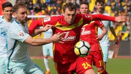 Воскресенье. Тула. "Арсенал" - "Зенит" - 3:3. Артем ДЗЮБА (справа) против Бранислава ИВАНОВИЧА.