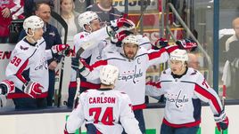 Сегодня. Коламбус. "Коламбус" - "Вашингтон" (3:6). Игроки "Кэпиталз" празднуют заброшенную шайбу.