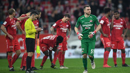 18 апреля. Москва. Кубок России. Полуфинал. "Спартак" - "Тосно" - 1:1, пенальти - 4:5. Разочарование футболистов.