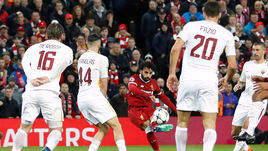 Вторник. Ливерпуль. "Ливерпуль" - "Рома" - 5:2. Игроки гостей в защите во время атаки Мохамеда САЛАХА.