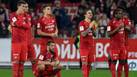 18 апреля. Москва. Кубок России. Полуфинал. "Спартак" - "Тосно" - 1:1, 4:5 по пенальти. Илья КУТЕПОВ (слева) и Дмитрий КОМБАРОВ (снизу).