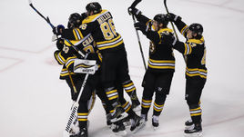 Сегодня. Бостон. "Бостон" - "Торонто" - 7:4. Игроки "Брюинз" празднуют выход во второй раунд Кубка Стэнли.