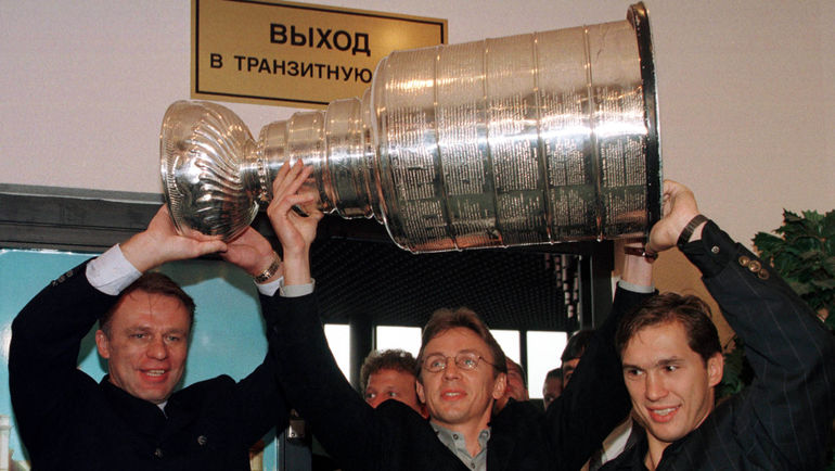 1997 год. Москва. Вячеслав ФЕТИСОВ, Игорь ЛАРИОНОВ и Вячеслав КОЗЛОВ (слева направо) с Кубком Стэнли. Фото REUTERS 1997 год. Москва. Вячеслав ФЕТИСОВ, Игорь ЛАРИОНОВ и Вячеслав КОЗЛОВ (слева направо) с Кубком Стэнли. Фото REUTERS