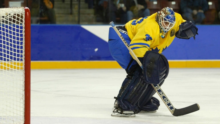 20 февраля 2002 года. Солт-Лейк-Сити. Швеция - Белоруссия - 3:4. Томми САЛО пропускает шайбу на последних минутах третьего периода. Фото REUTERS 20 февраля 2002 года. Солт-Лейк-Сити. Швеция - Белоруссия - 3:4. Томми САЛО пропускает шайбу на последних минутах третьего периода. Фото REUTERS