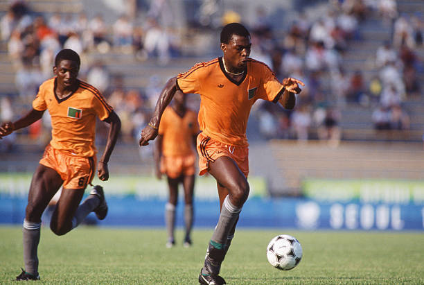 Калуша БВАЛИЯ (справа) во время матча против сборной Италии на Играх в Сеуле. Калуша БВАЛИЯ (справа) во время матча против сборной Италии на Играх в Сеуле.