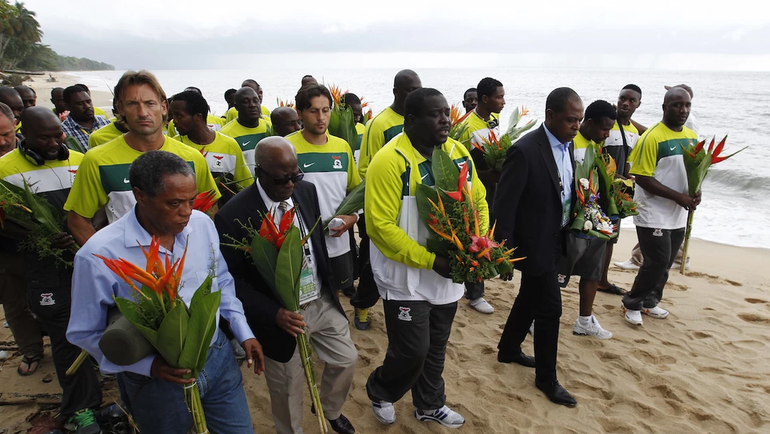 Возложение цветов к месту трагедии игроками сборной Замбии в 2012 году. Возложение цветов к месту трагедии игроками сборной Замбии в 2012 году.
