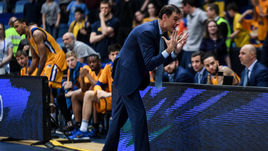 Сегодня. Мытищи. "Химки" - ЦСКА - 88:89. Эмоции главного тренера "Химок" Георгиоса БАРЦОКАСА в адрес судейского столика.