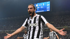 Суббота. Милан. "Интер" - "Ювентус" - 2:3. 89-я минута. Гонсало ИГУАИН принес победу туринцам.