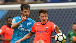 Сегодня. Санкт-Петербург. "Зенит" - ЦСКА - 0:0. Зенитовец Александр ЕРОХИН и армеец Александр ГОЛОВИН.