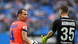 Сегодня. Санкт-Петербург. "Зенит" - ЦСКА - 0:0. Армейцы Сергей ИГНАШЕВИЧ и Игорь АКИНФЕЕВ.