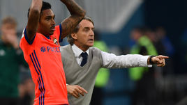 Сегодня. Санкт-Петербург. "Зенит" - ЦСКА - 0:0. Нападающий армейцев ВИТИНЬЮ и главный тренер сине-бело-голубых Роберто МАНЧИНИ.