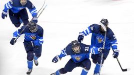 Воскресенье. Челябинск. Финляндия - США - 3:2. Финские хоккеисты празднуют победу.