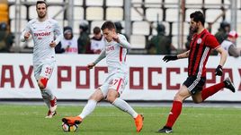 Воскресенье. Пермь. "Амкар" - "Спартак" - 0:2. Хавбек красно-белых Роман ЗОБНИН (№ 47).