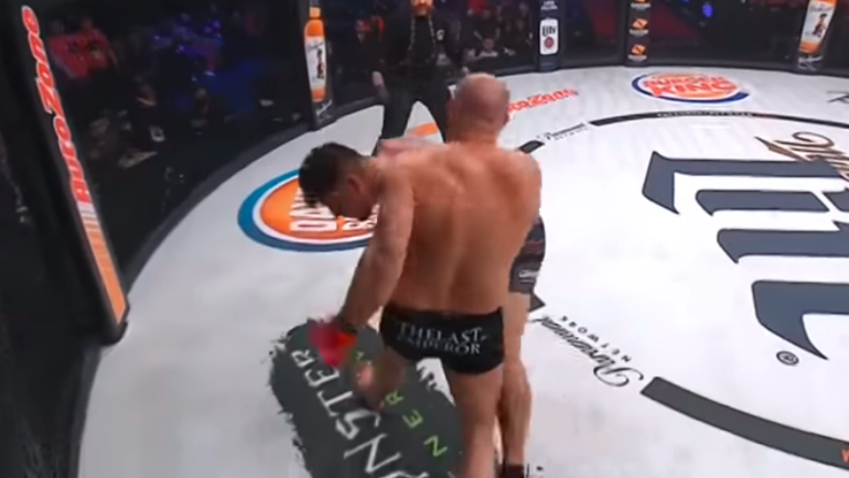 Федор Емельяненко наносит левый апперкот, который стал решающим. Федор Емельяненко наносит левый апперкот, который стал решающим.