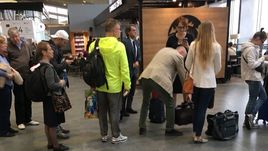 Роберто МАНЧИНИ (в центре) в аэропорту "Пулково".