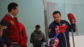 Вторник. Новогорск. Первый вице-президент Федерации хоккея России Роман РОТЕНБЕРГ (слева) и исполняющий обязанности главного тренера сборной России Илья ВОРОБЬЕВ.