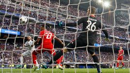 Вторник. Мадрид. "Реал" - "Бавария" - 2:2. Карим БЕНЗЕМА забивает Свену УЛЬРАЙХУ.