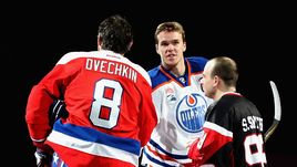 Капитаны "Эдмонтона" и "Вашингтона" Коннор МАКДЭВИД (в центре) и Александр ОВЕЧКИН (слева).