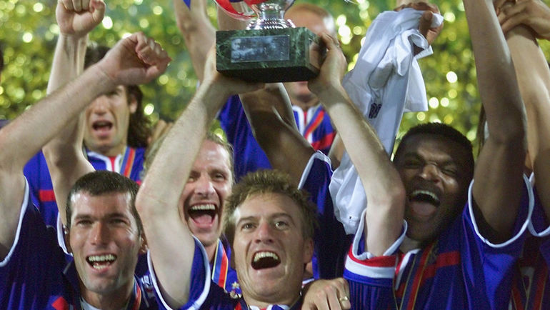 Дидье ДЕШАМ с кубком чемпионов Европы. Фото REUTERS Дидье ДЕШАМ с кубком чемпионов Европы. Фото REUTERS
