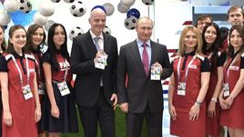 Четверг. Сочи. Владимир ПУТИН и Джанни ИНФАНТИНО получили паспорта болельщика ЧМ-2018.