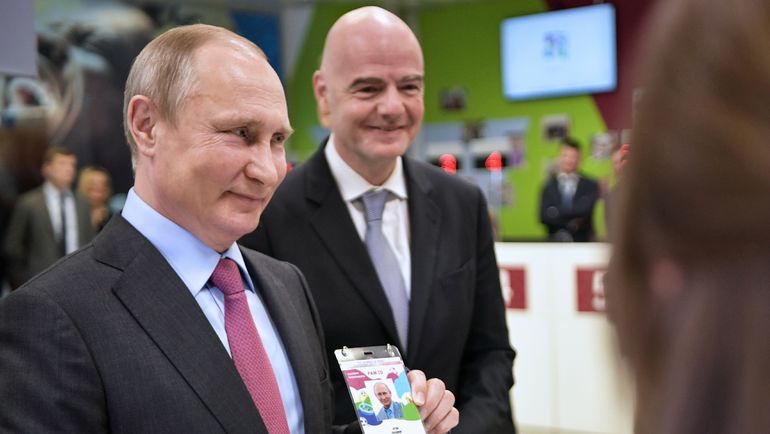 Владимир ПУТИН с паспортом болельщика ЧМ-2018. Фото AFP Владимир ПУТИН с паспортом болельщика ЧМ-2018. Фото AFP