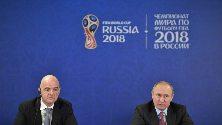 Владимир ПУТИН (справа) и Джанни ИНФАНТИНО. Фото AFP Владимир ПУТИН (справа) и Джанни ИНФАНТИНО. Фото AFP