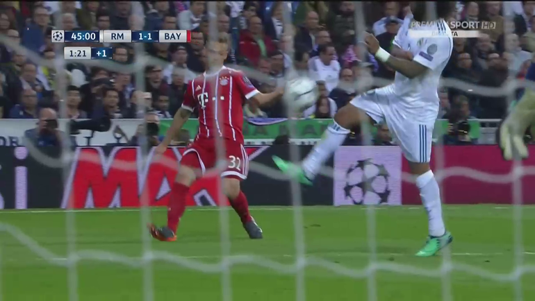 МАРСЕЛУ рукой прерывает передачу Киммиха. МАРСЕЛУ рукой прерывает передачу Киммиха.