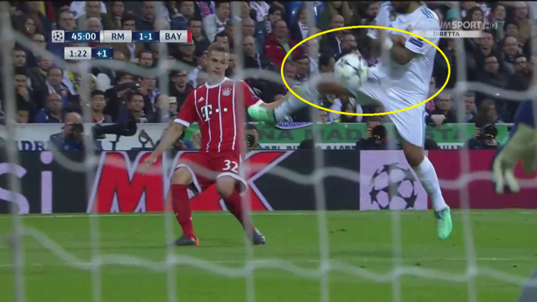 МАРСЕЛУ рукой прерывает передачу Киммиха. МАРСЕЛУ рукой прерывает передачу Киммиха.