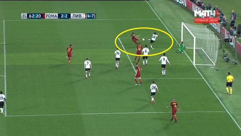 Трент АЛЕКСАНДР-АРНОЛД играет рукой в своей штрафной. Трент АЛЕКСАНДР-АРНОЛД играет рукой в своей штрафной.