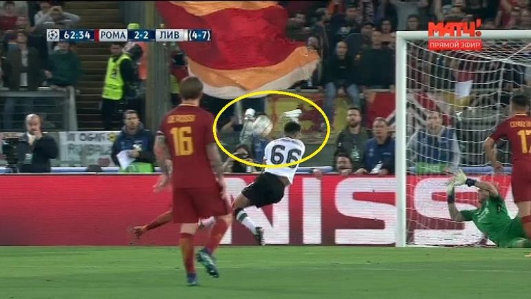 Трент АЛЕКСАНДР-АРНОЛД играет рукой в своей штрафной. Трент АЛЕКСАНДР-АРНОЛД играет рукой в своей штрафной.