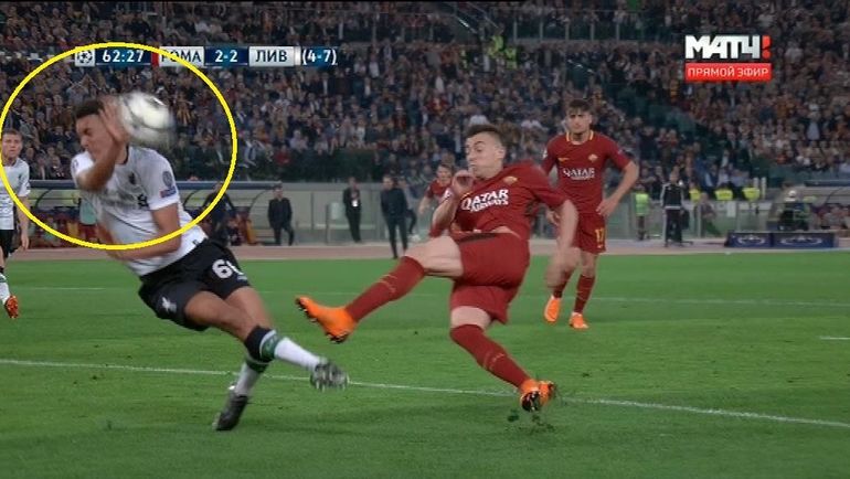 Трент АЛЕКСАНДР-АРНОЛД играет рукой в своей штрафной. Трент АЛЕКСАНДР-АРНОЛД играет рукой в своей штрафной.