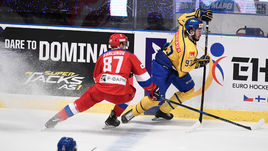 Суббота. Стокгольм. Швеция - Россия - 3:1. Мика ЗИБАНЕЖАД (справа) уходит от Максима ШАЛУНОВА.