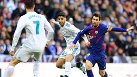 Лионель МЕССИ (справа) ведет борьбу с Марко АСЕНСИО.